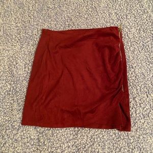 Burgundy skirt with zipper on the side